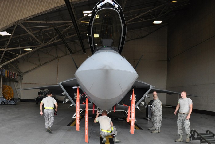Các thành viên của Đội bảo dưỡng số 325, Không quân Mỹ đang tham gia hội thao tại nhà chứa máy bay số 4, nơi cất giữ các máy bay tàng hình tối tân F-22 hôm 12/7/2013.